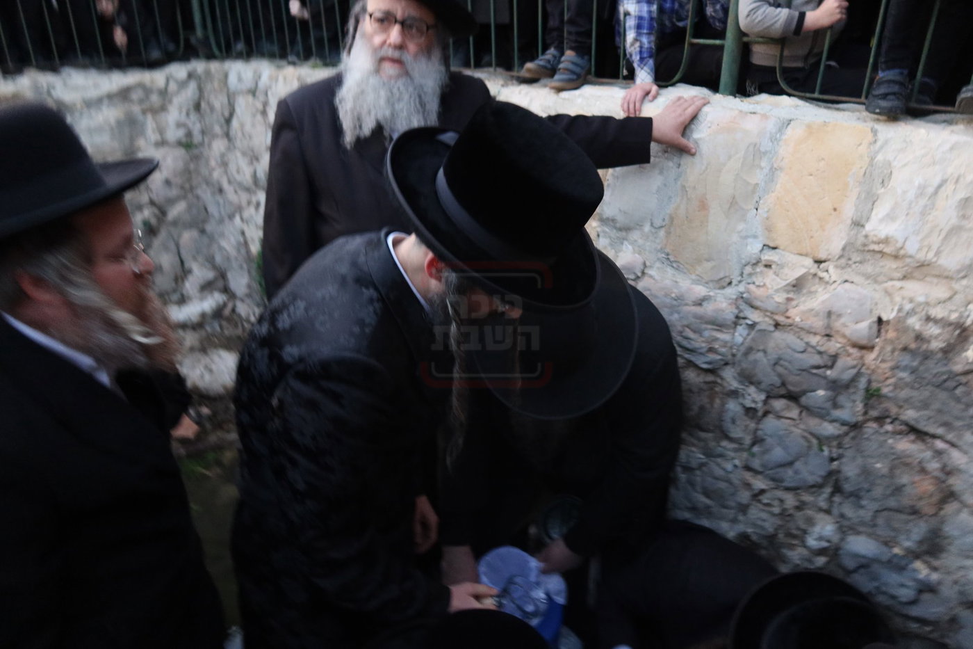 האדמו"ר מזוועהיל בשאיבת מים שלנו