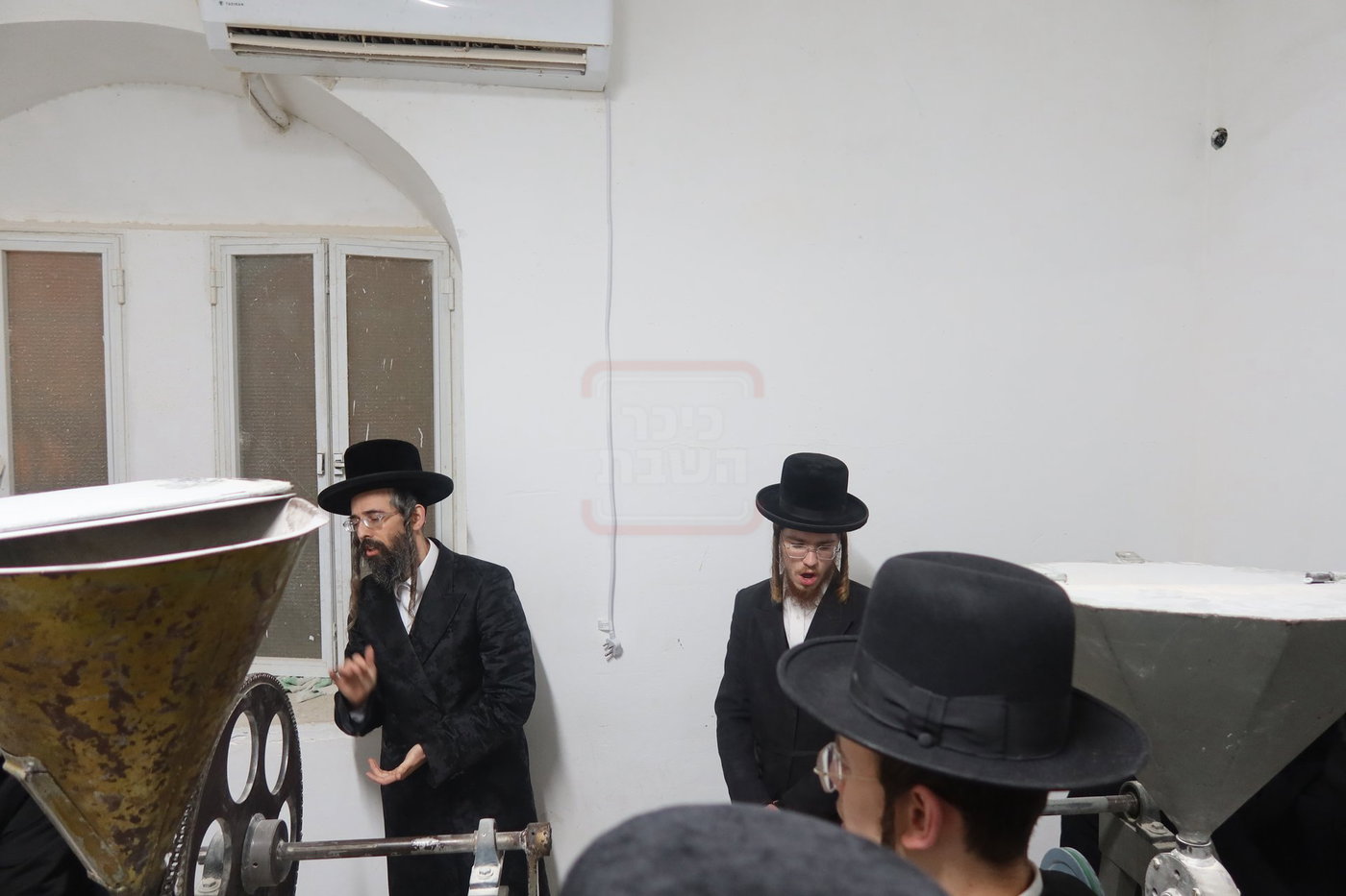 האדמו"ר מזוועהיל בטחינת חיטין