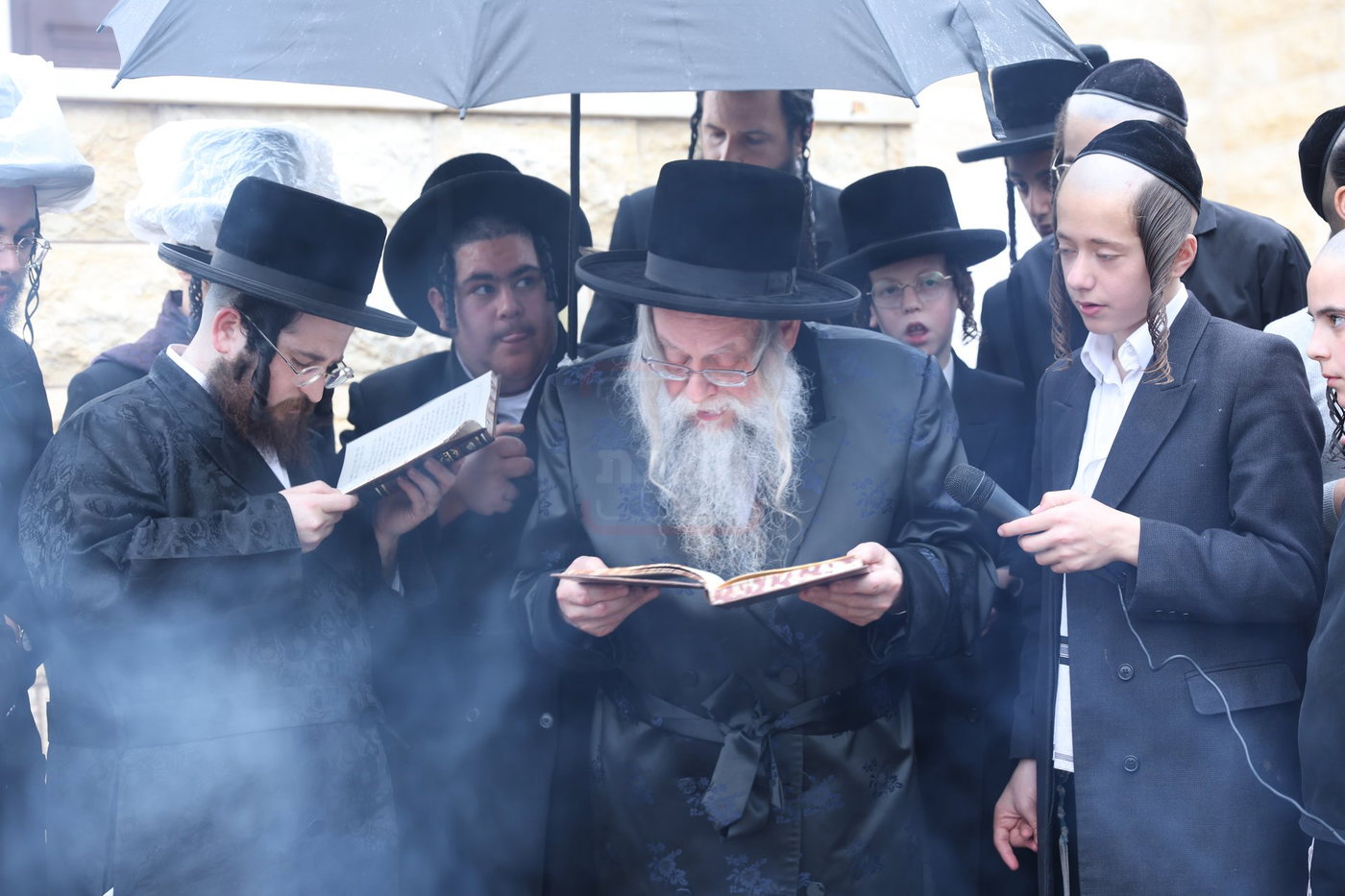 פסח בצילו של הגה"צ רבי יצחק לאזער