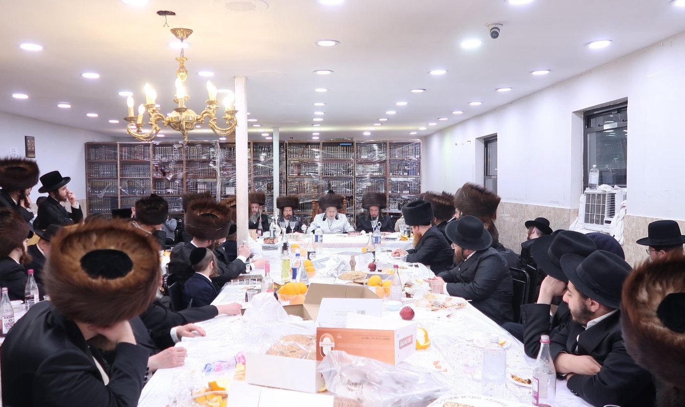 פסח בחצה"ק סקאליע 