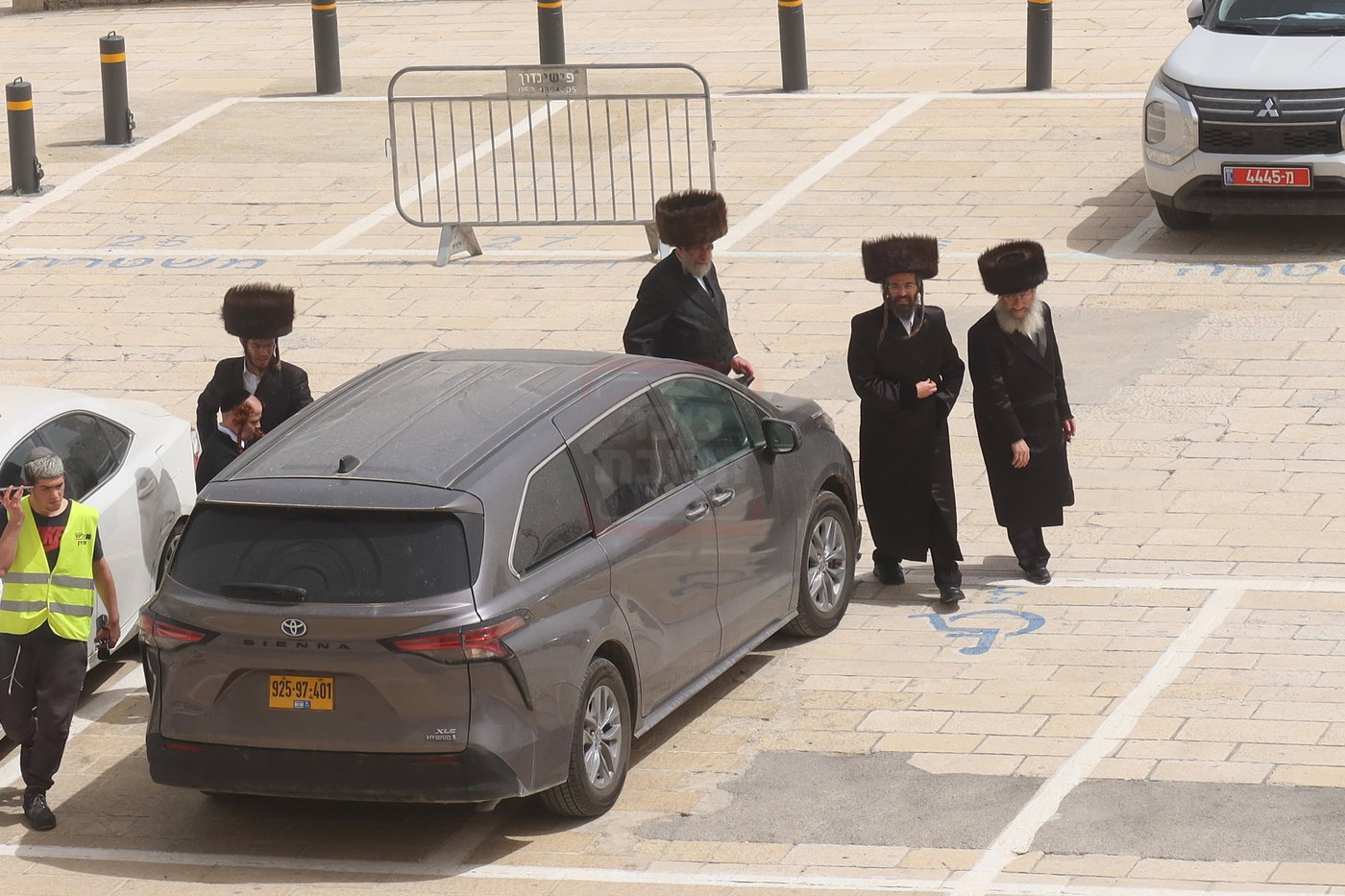 חג הפסח בחצה"ק זוועיהיל