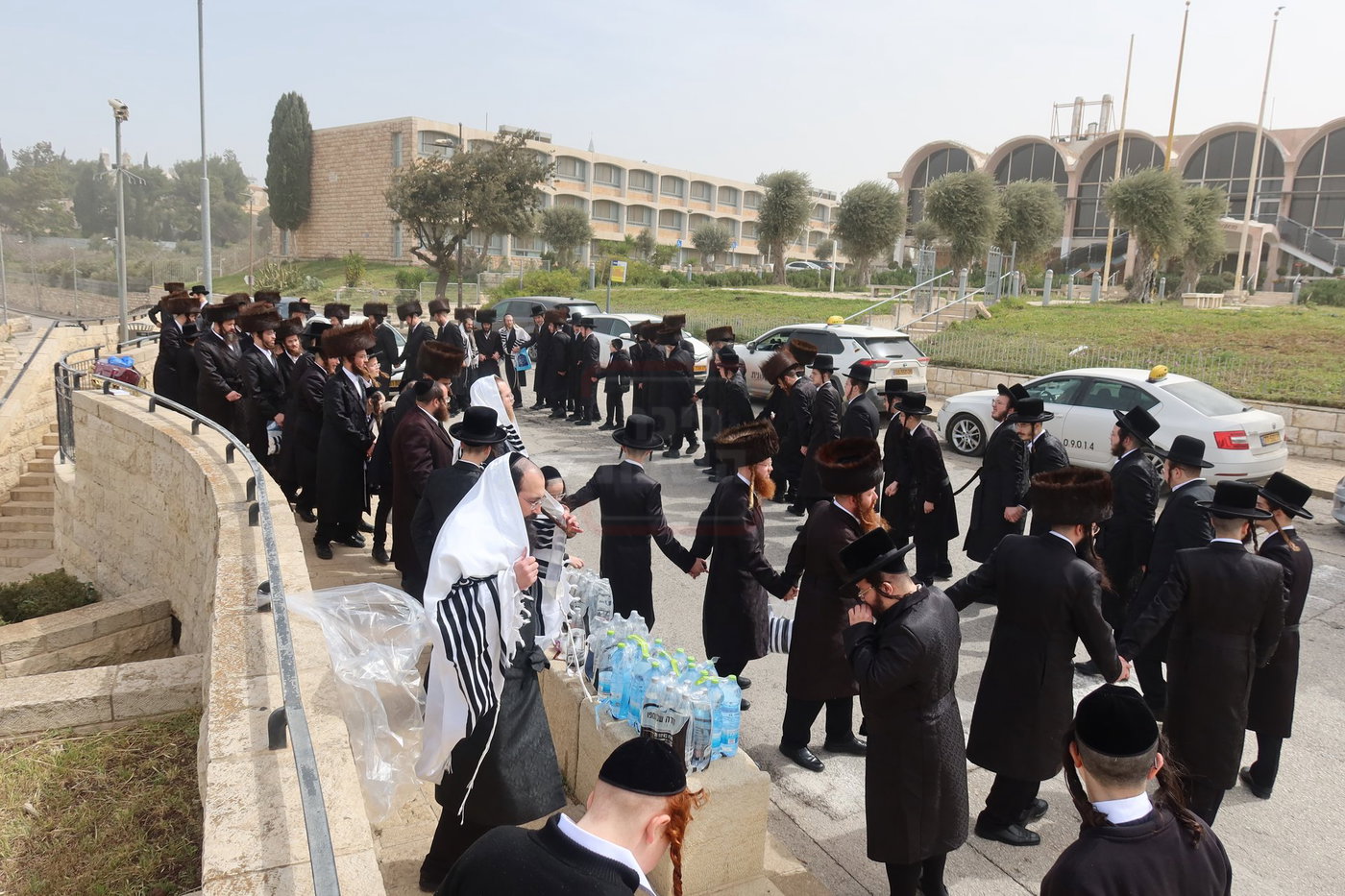 חג הפסח בחצה"ק זוועיהיל