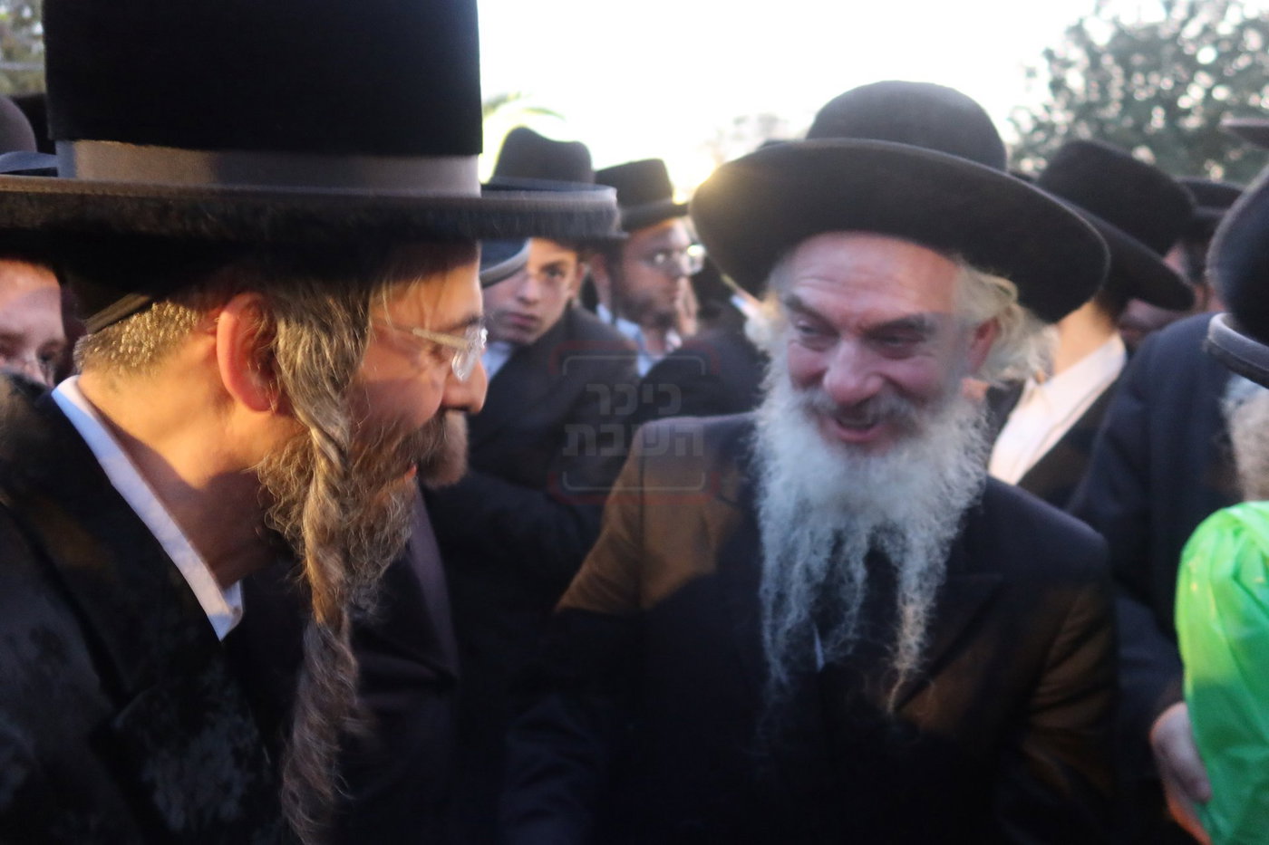 האדמו"ר מזוועהיל עם האדמו"ר מלוצק בשאיבת מים שלנו