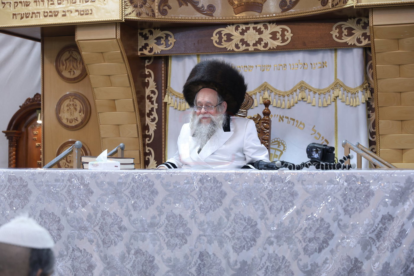 פסח בצילו של הגה"צ רבי יצחק לאזער