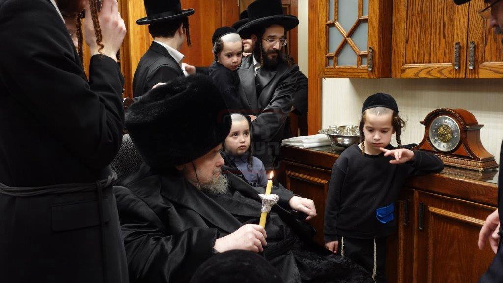 האדמו"ר מבעלזא בבדיקת חמץ