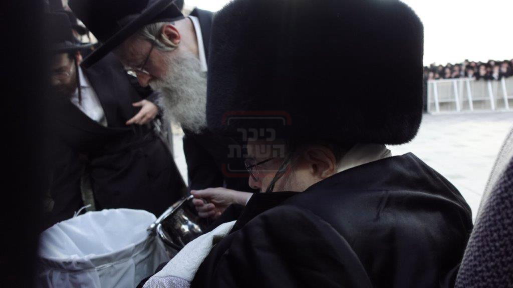 האדמו"ר מבעלזא במעמד שאיבת מים שלנו