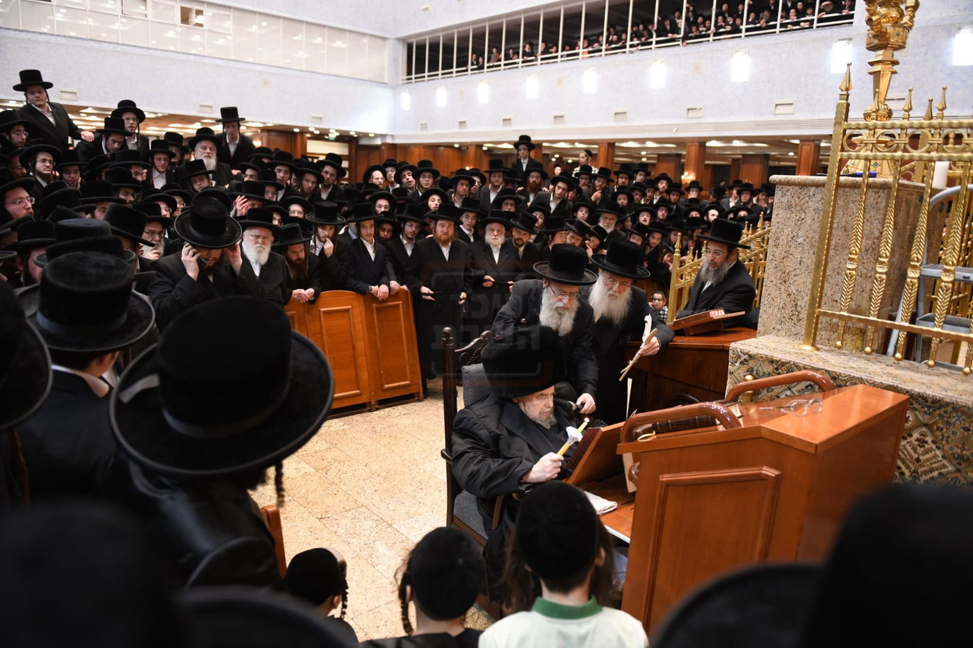 האדמו"ר מבעלזא בבדיקת חמץ