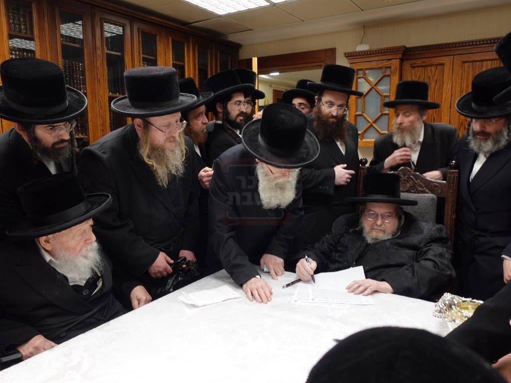 האדמו"ר מבעלזא במכירת חמץ