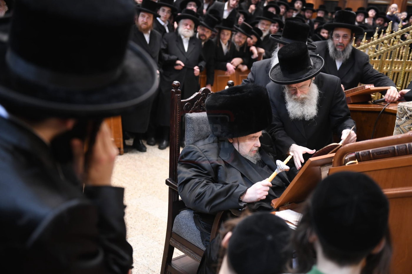 האדמו"ר מבעלזא בבדיקת חמץ