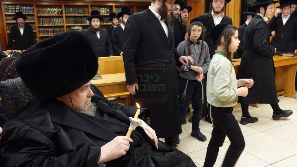 האדמו"ר מבעלזא בבדיקת חמץ