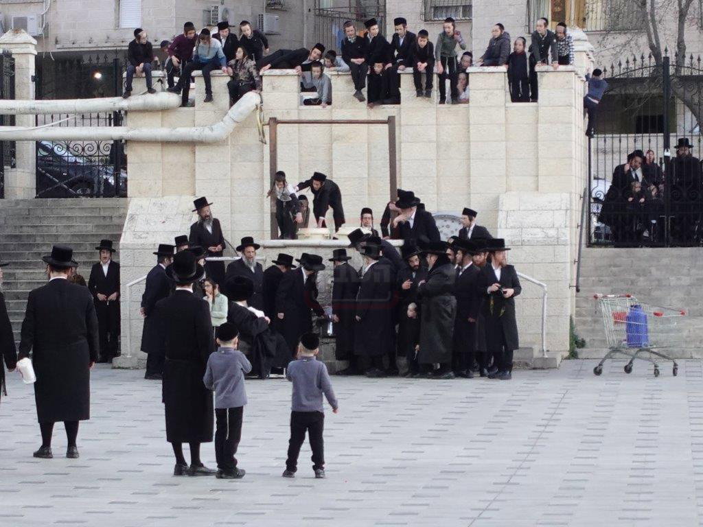 האדמו"ר מבעלזא במעמד שאיבת מים שלנו