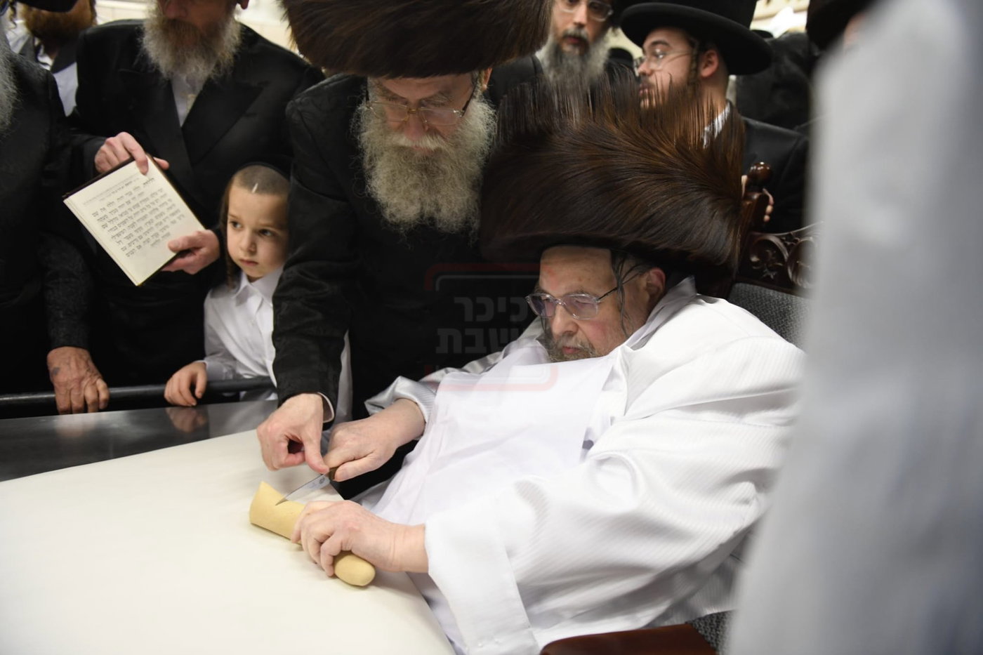 האדמו"ר מבעלזא באפיית מצות מצווה