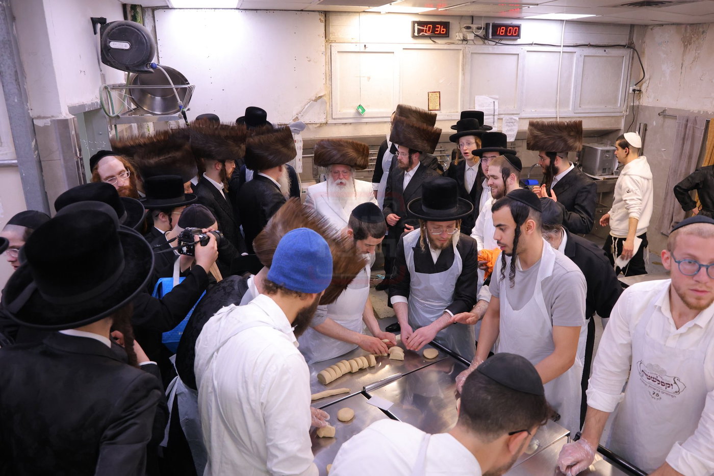 האדמו"ר מנדבורנה ירושלים באפיית מצות מצווה