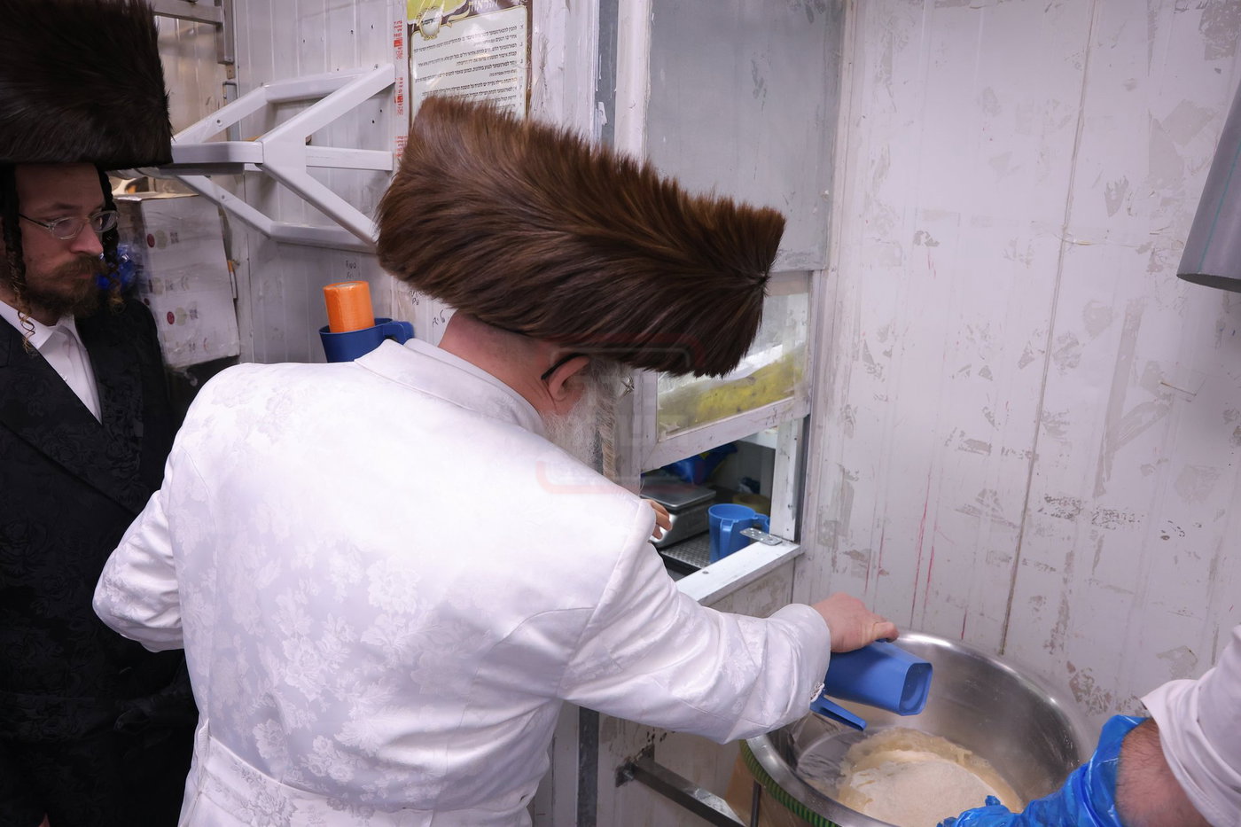 האדמו"ר מנדבורנה ירושלים באפיית מצות מצווה