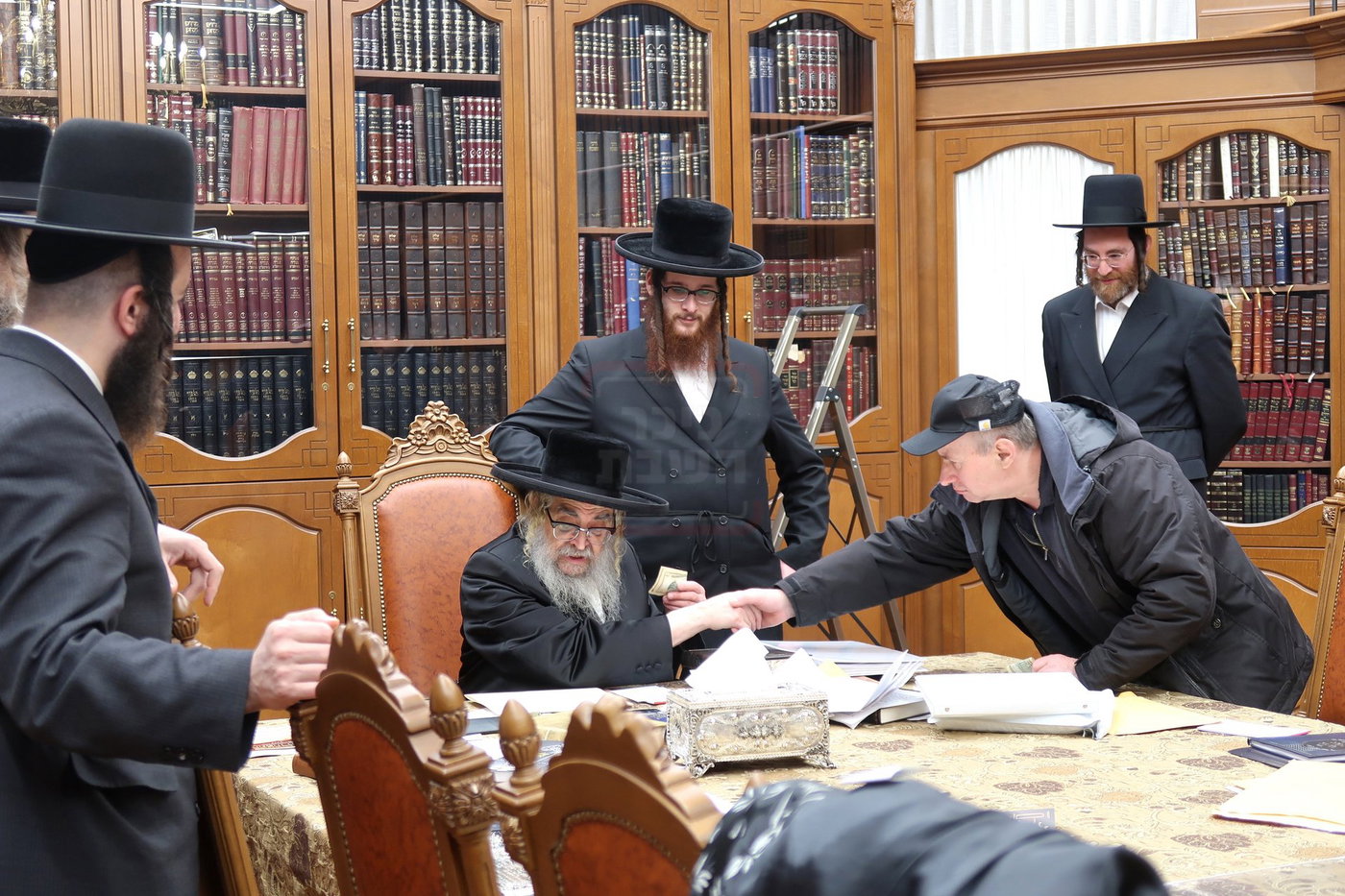 האדמו"ר מסאטמר במכירת חמץ