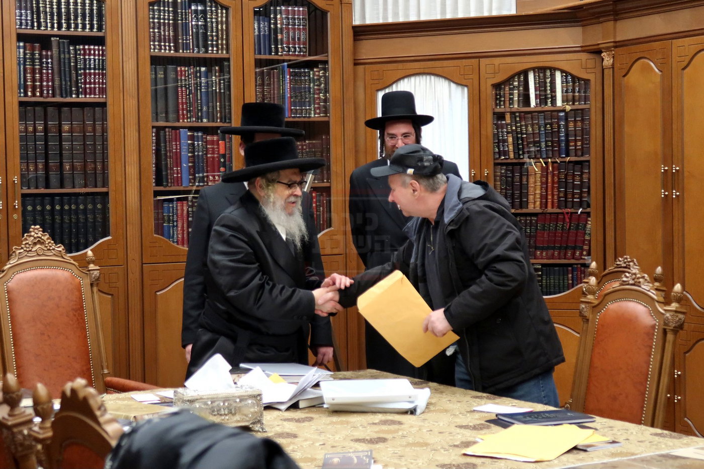 האדמו"ר מסאטמר במכירת חמץ