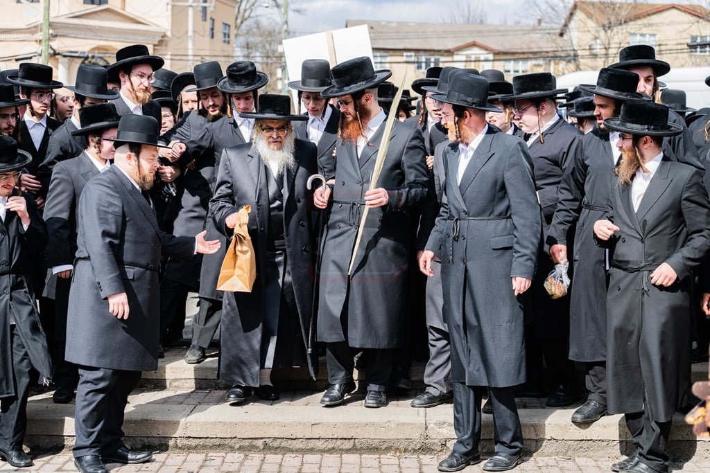 האדמו"ר מסאטמר בשריפת חמץ