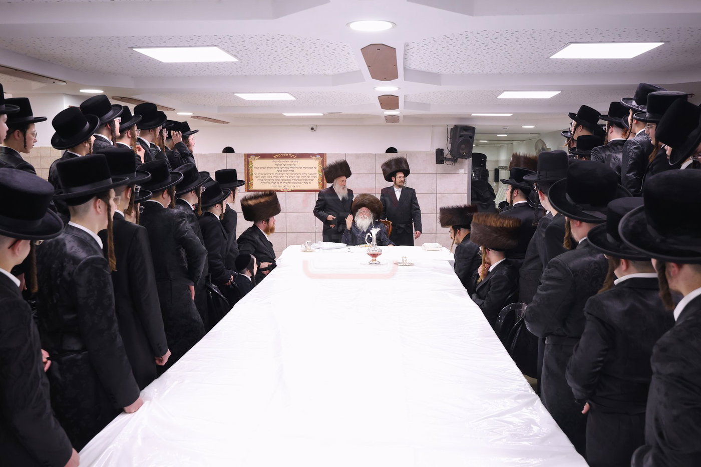 האדמו"ר מנדבורנה ירושלים בטיש חוה"מ פסח