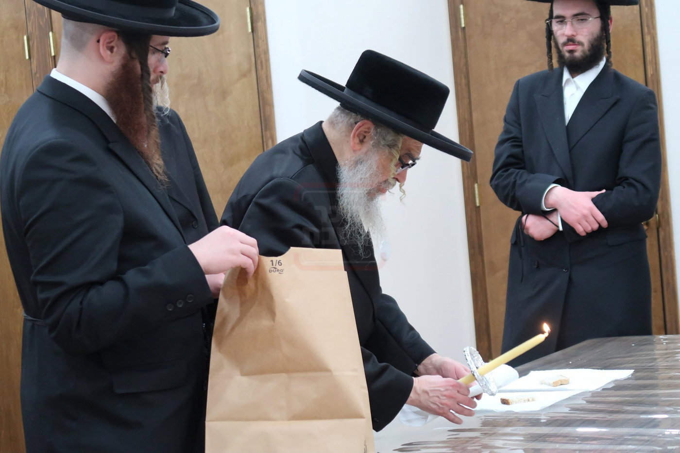 האדמו"ר מסאטמר בבדיקת חמץ