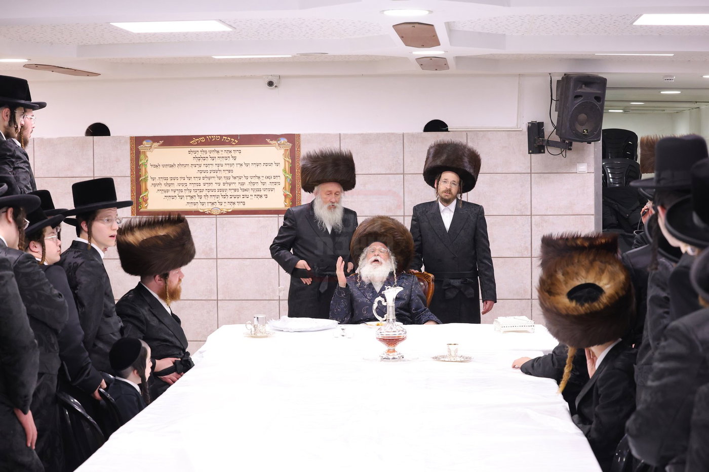 האדמו"ר מנדבורנה ירושלים בטיש חוה"מ פסח