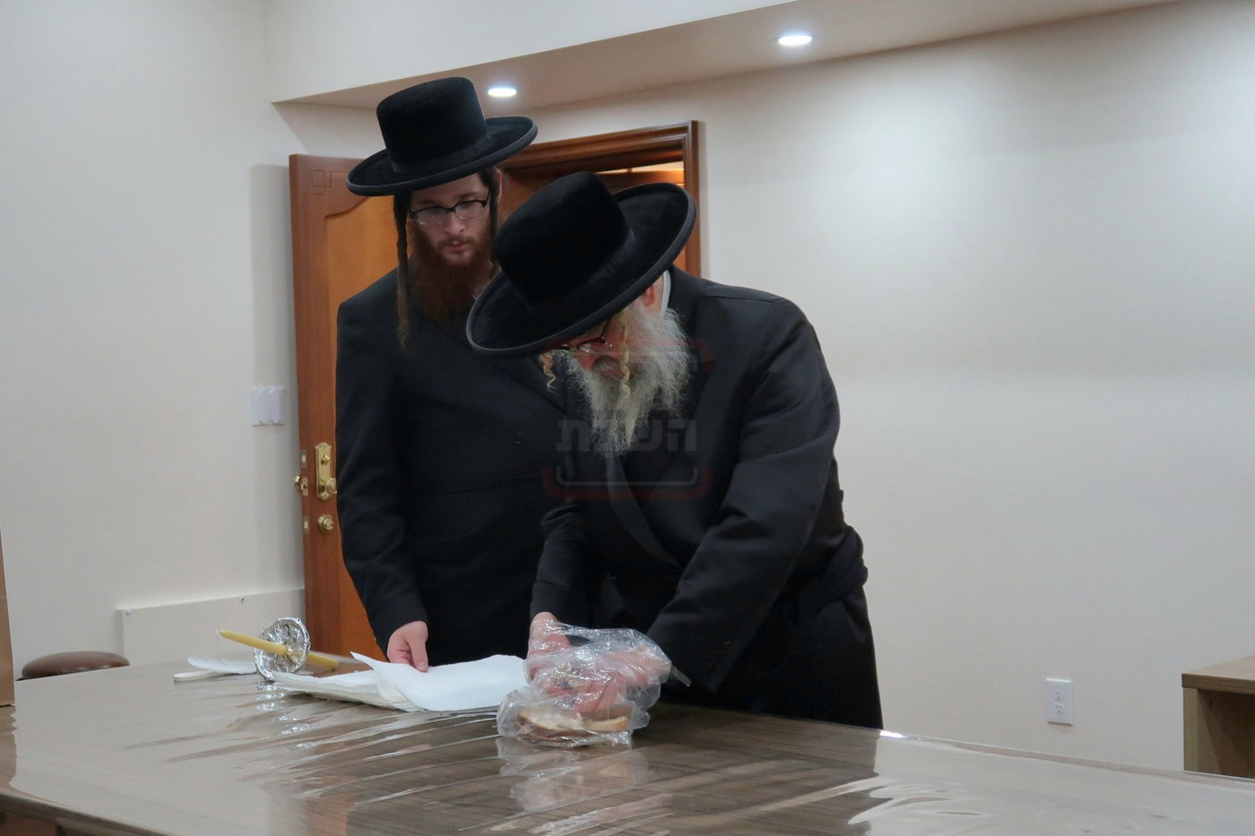 האדמו"ר מסאטמר בבדיקת חמץ