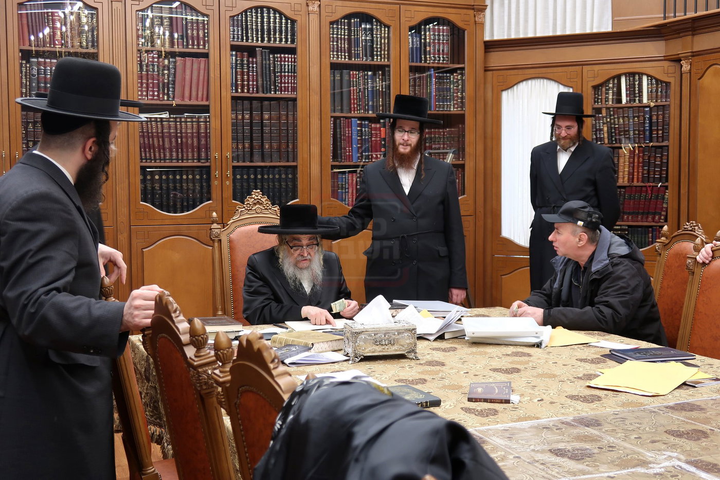 האדמו"ר מסאטמר במכירת חמץ