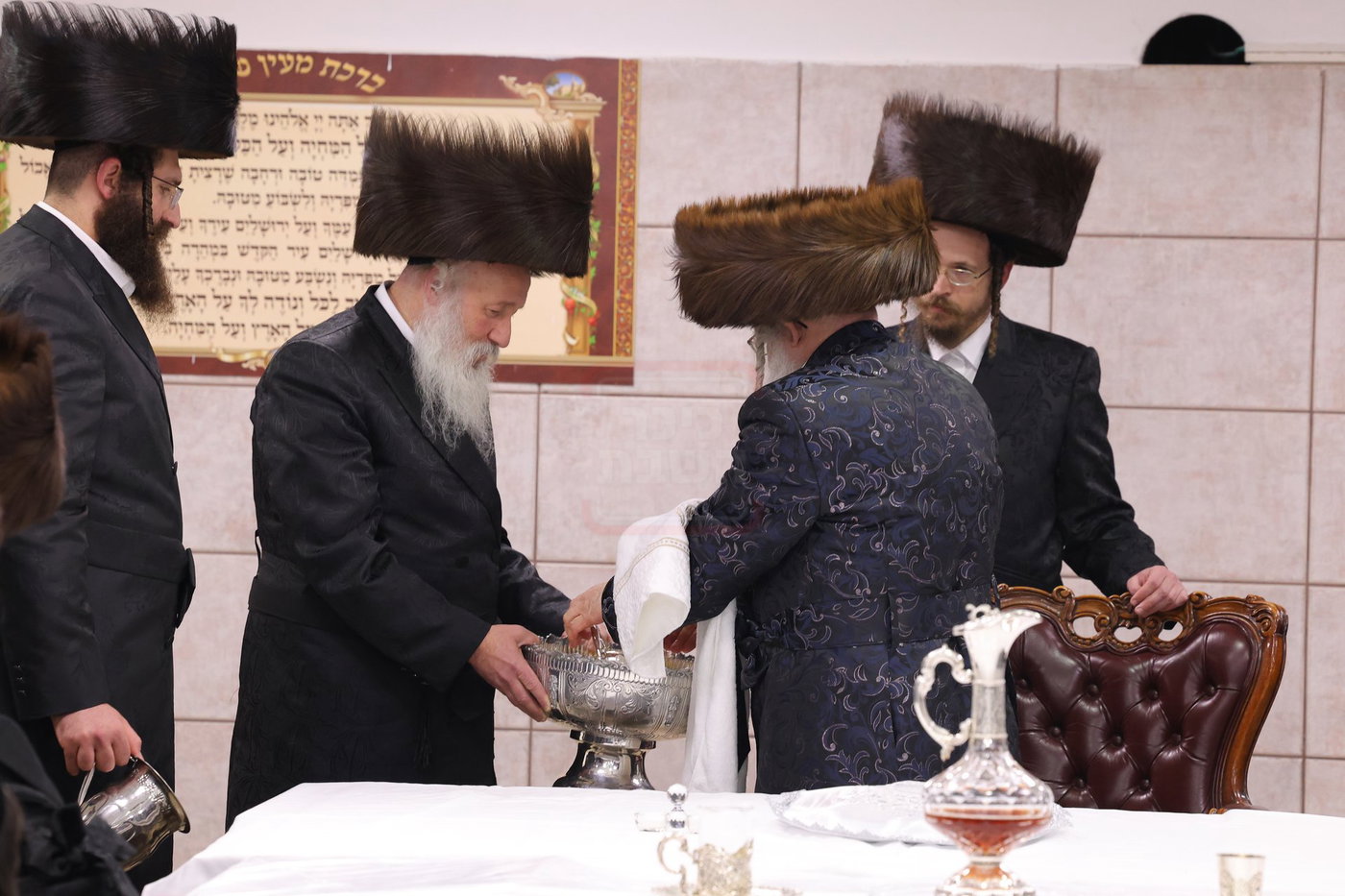 האדמו"ר מנדבורנה ירושלים בטיש חוה"מ פסח