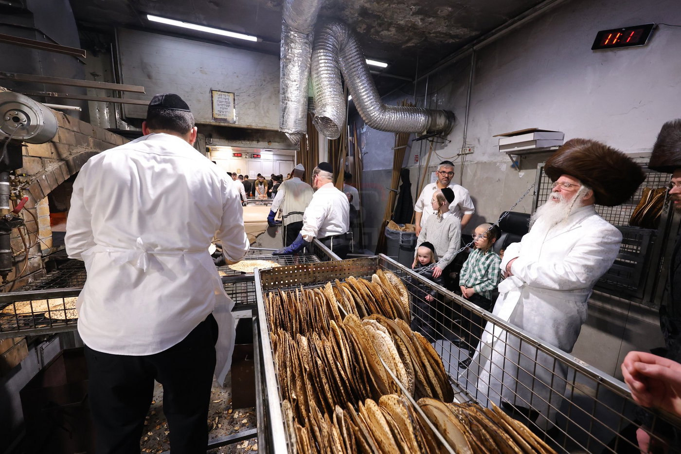 האדמו"ר מנדבורנה ירושלים באפיית מצות מצווה
