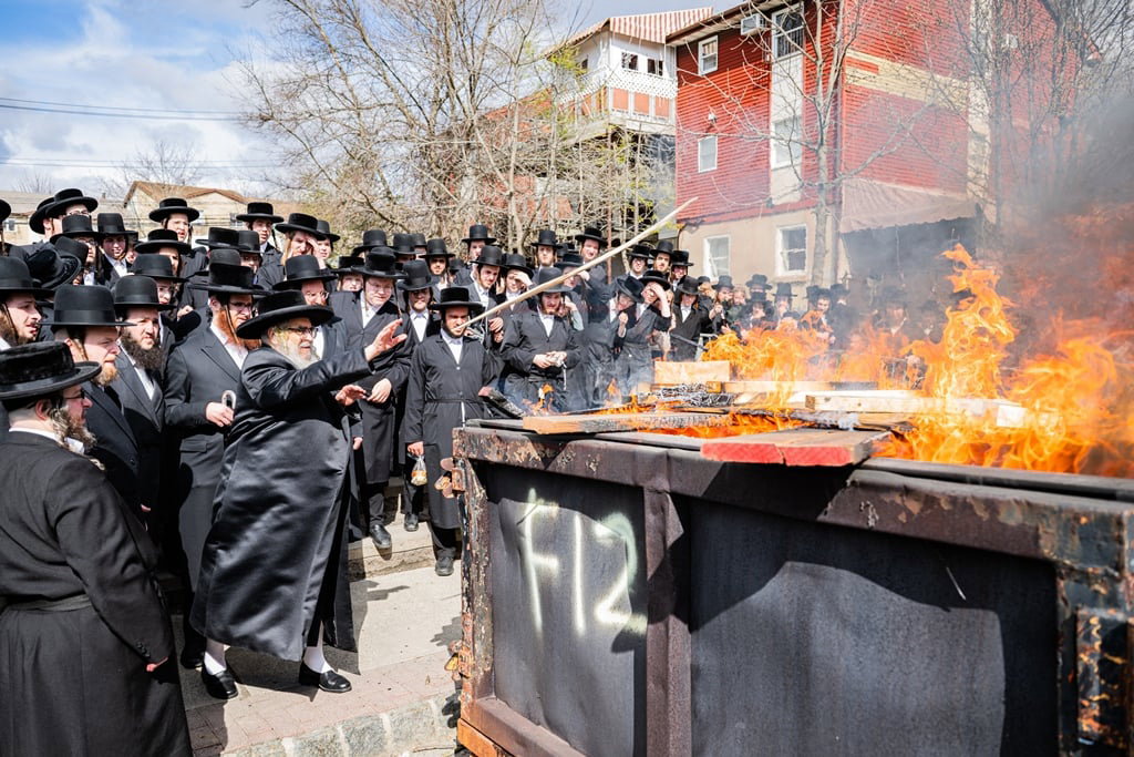 האדמו"ר מסאטמר בשריפת חמץ