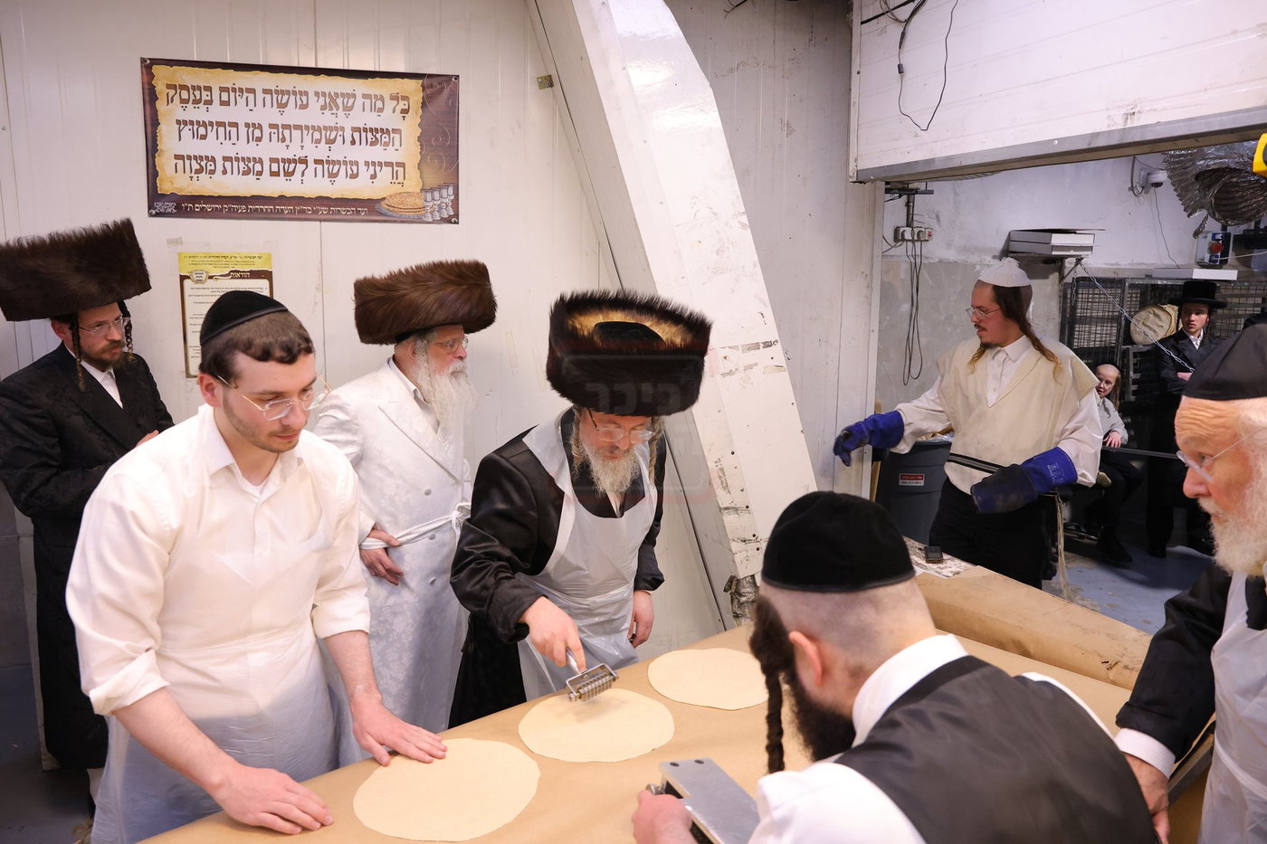 האדמו"ר מנדבורנה ירושלים באפיית מצות מצווה