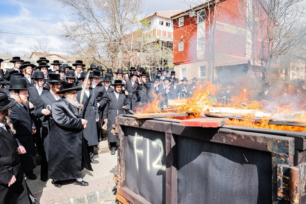 האדמו"ר מסאטמר בשריפת חמץ