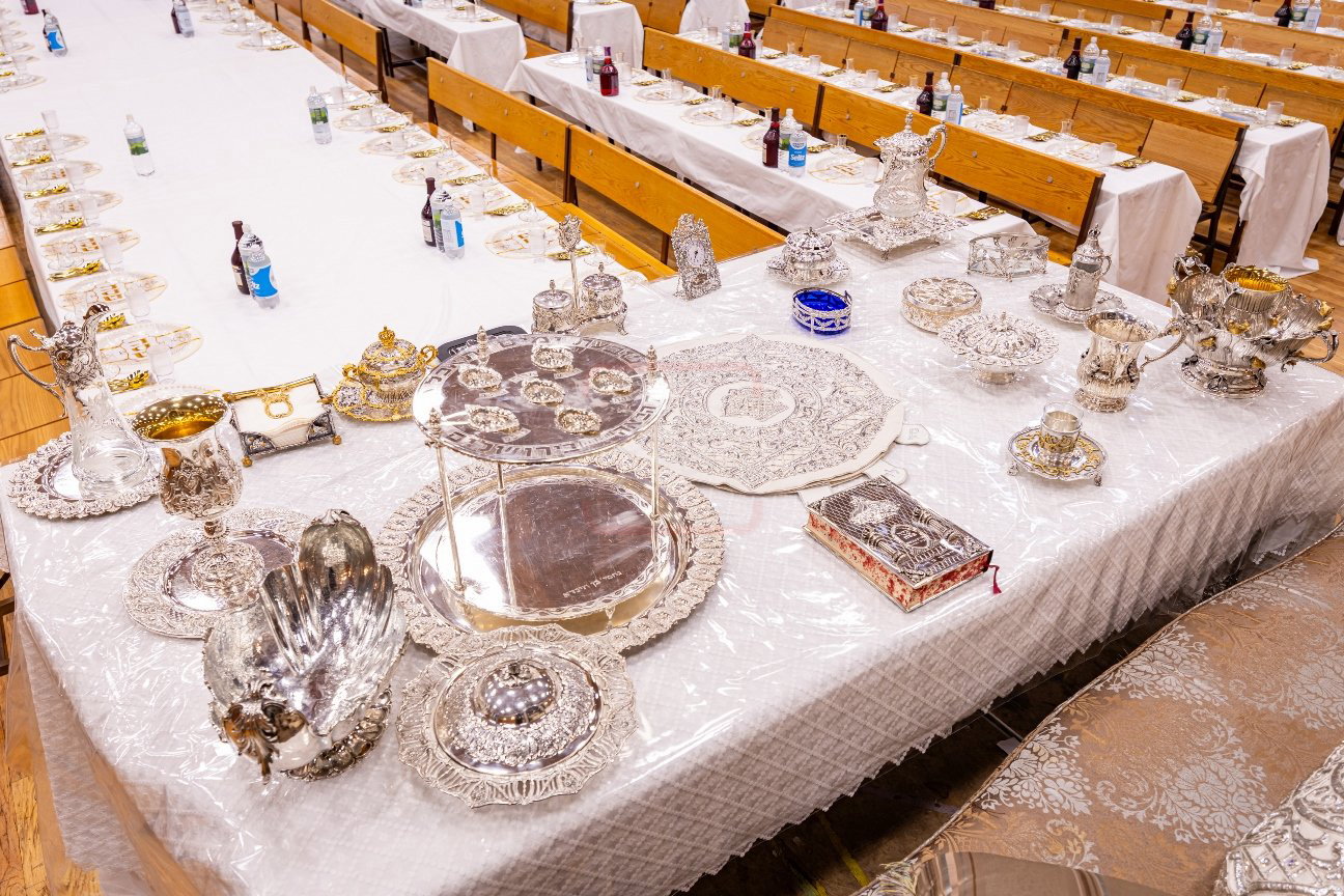 שולחן ליל הסדר של האדמו"ר מצאנז קלויזנבורג