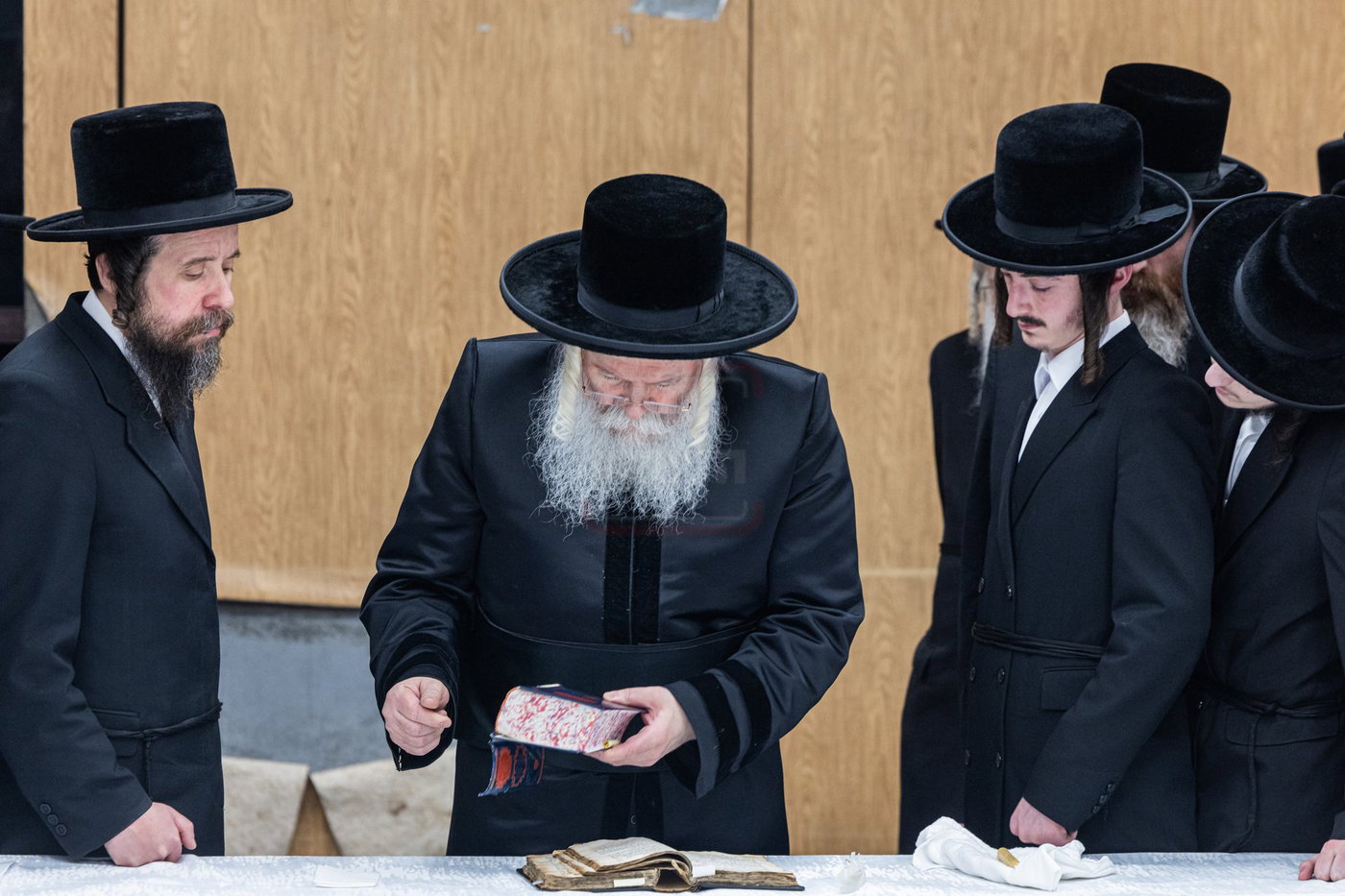 האדמו"ר מבאבוב בבדיקת חמץ