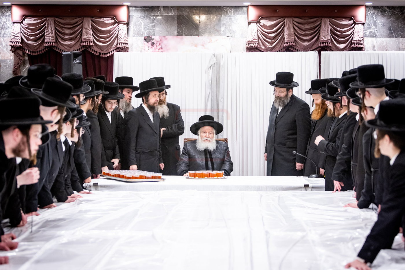 האדמו"ר מבאבוב בטיש לחיים לאחר בדיקת החמץ