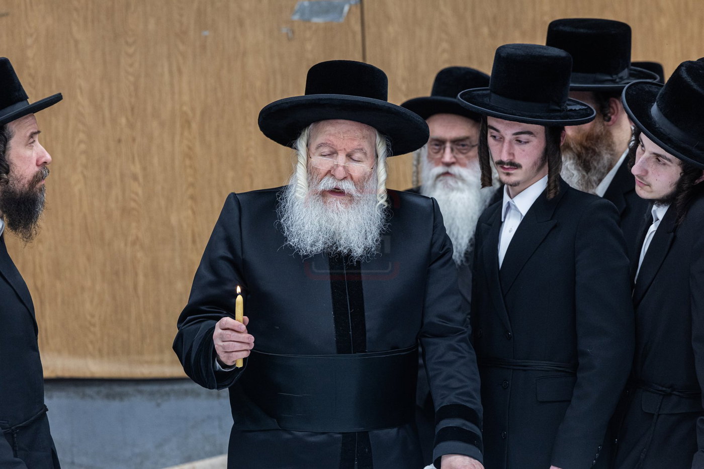 האדמו"ר מבאבוב בבדיקת חמץ