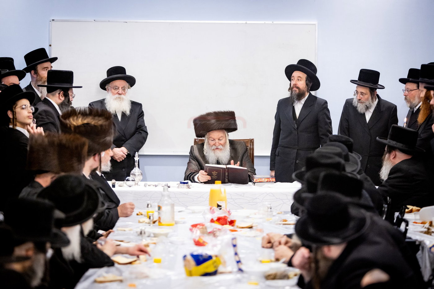 האדמו"ר מבאבוב בטיש ערב פסח