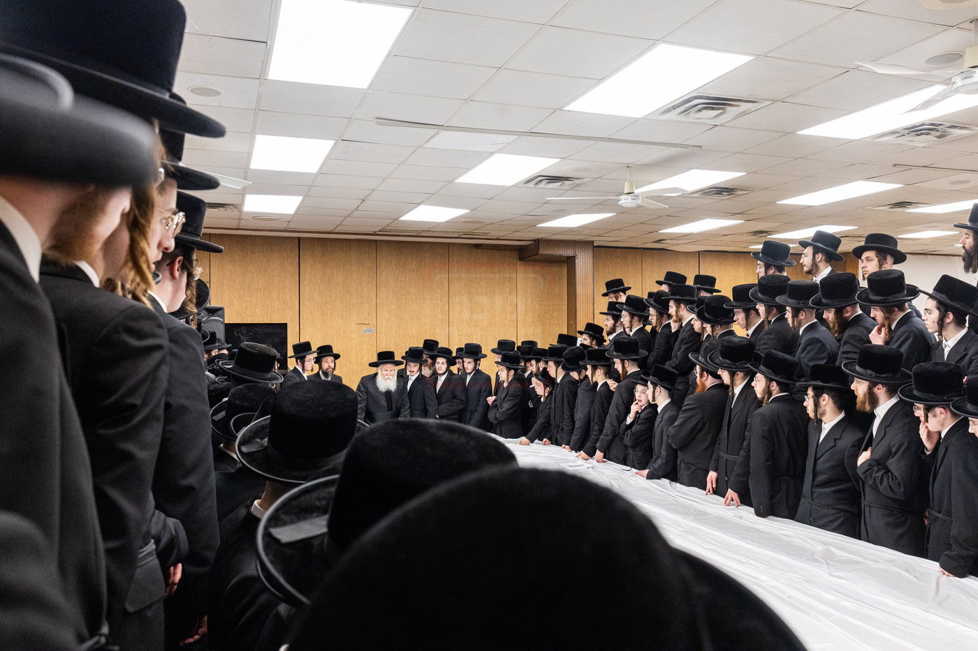 האדמו"ר מבאבוב בבדיקת חמץ