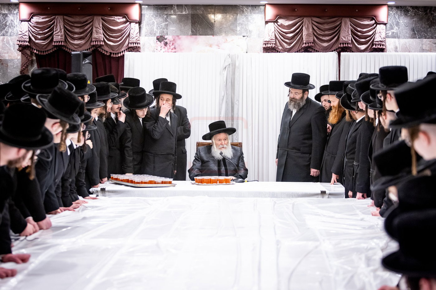 האדמו"ר מבאבוב בטיש לחיים לאחר בדיקת החמץ