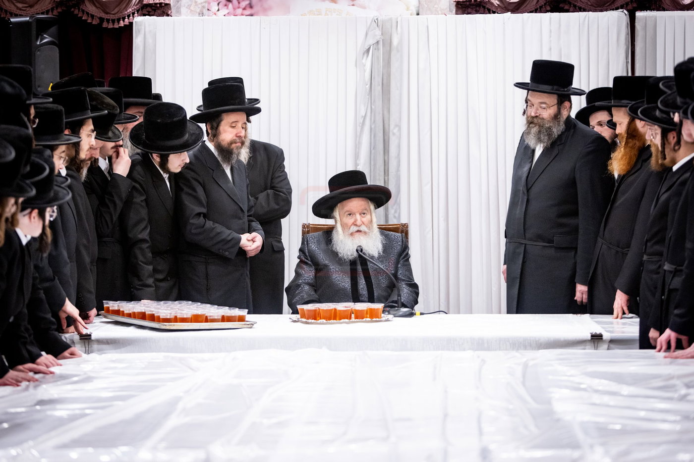 האדמו"ר מבאבוב בטיש לחיים לאחר בדיקת החמץ