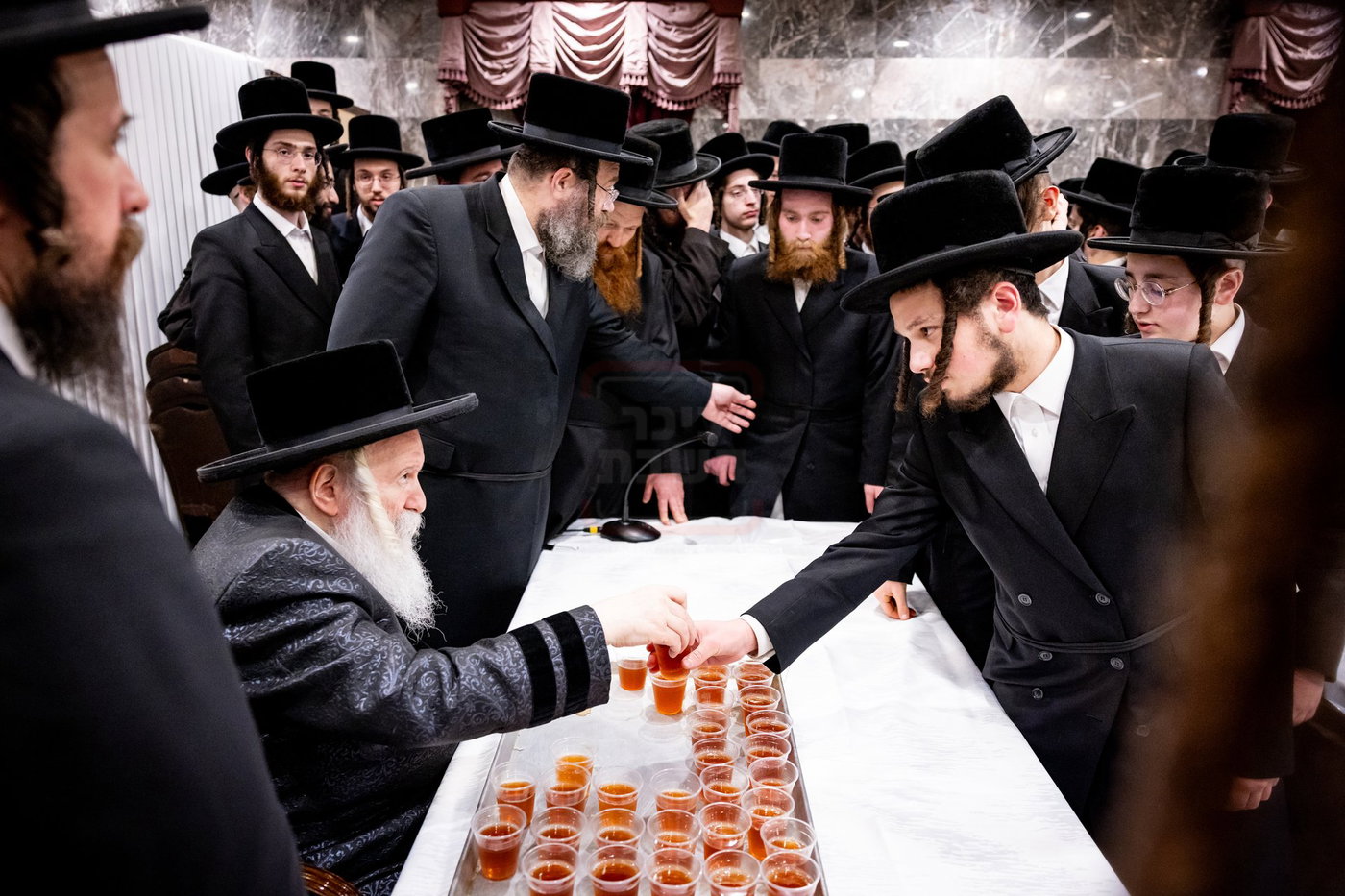 האדמו"ר מבאבוב בטיש לחיים לאחר בדיקת החמץ