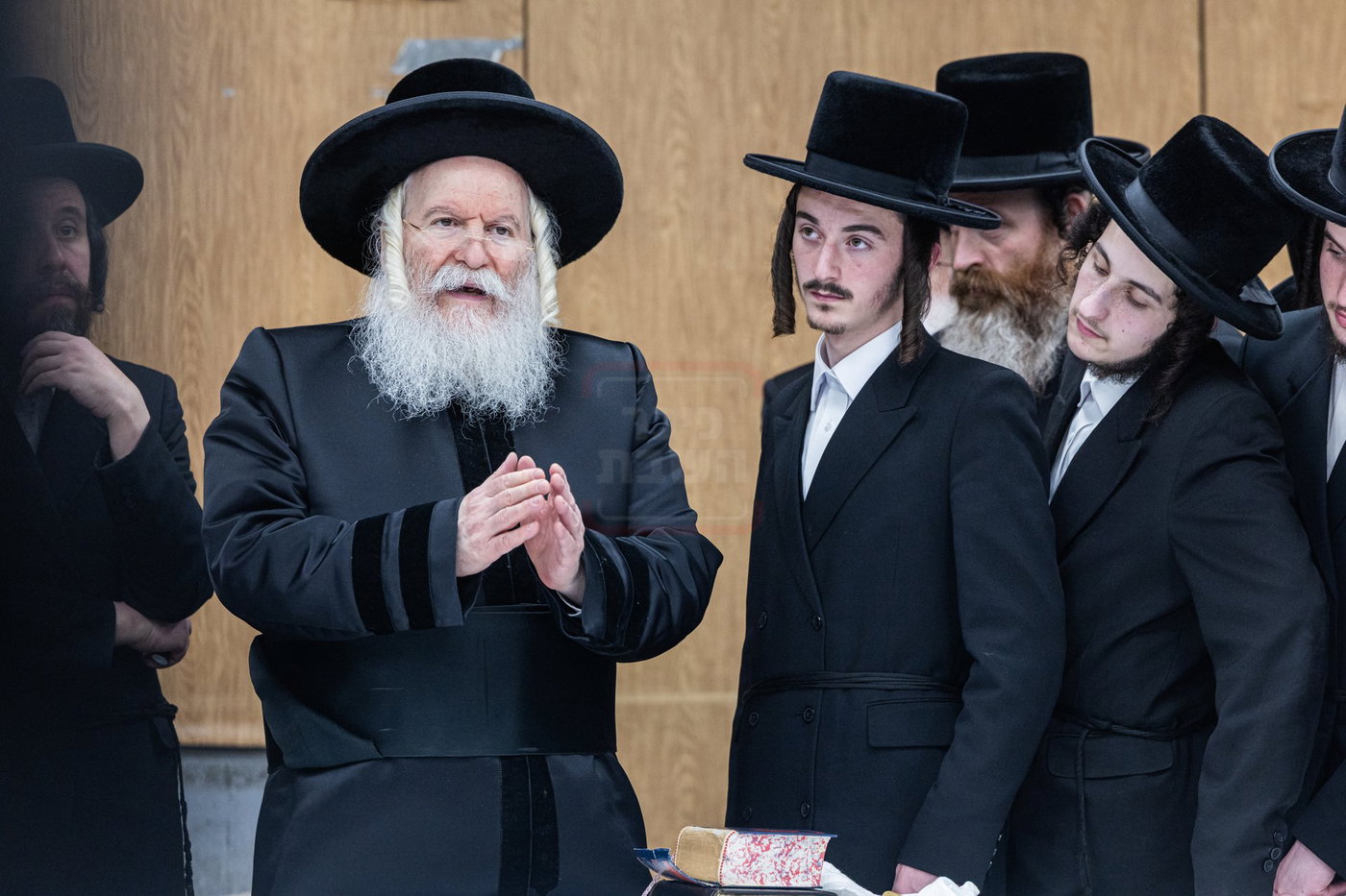 האדמו"ר מבאבוב בבדיקת חמץ