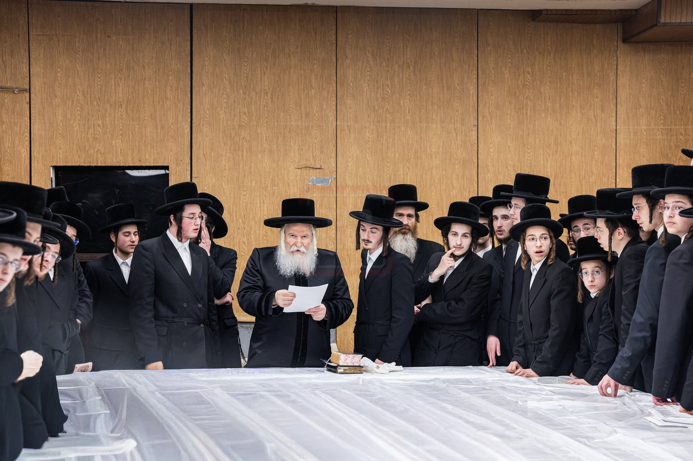 האדמו"ר מבאבוב בבדיקת חמץ