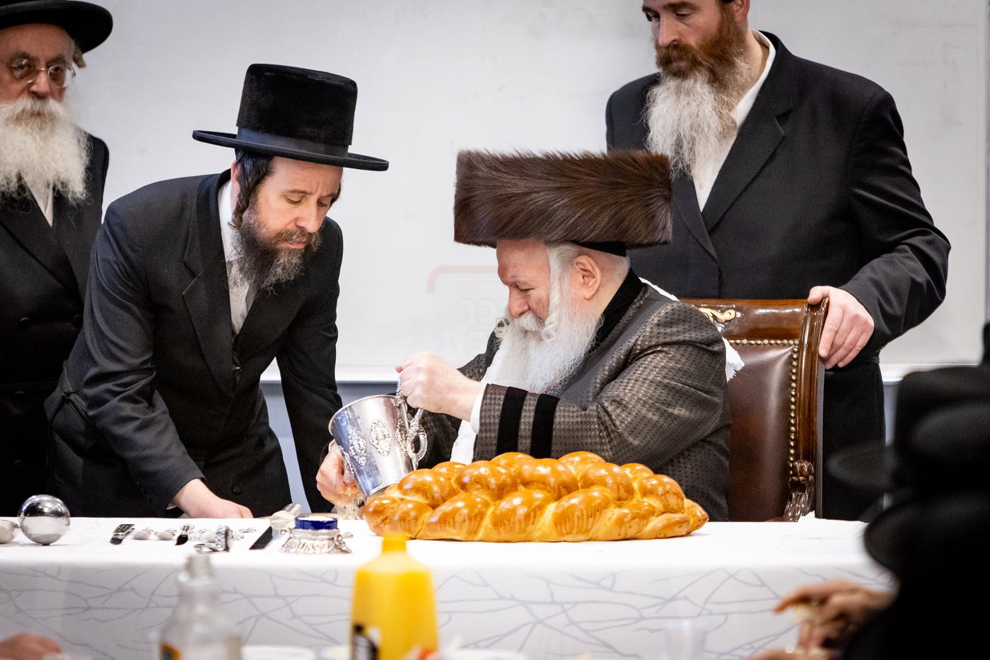 האדמו"ר מבאבוב בטיש ערב פסח