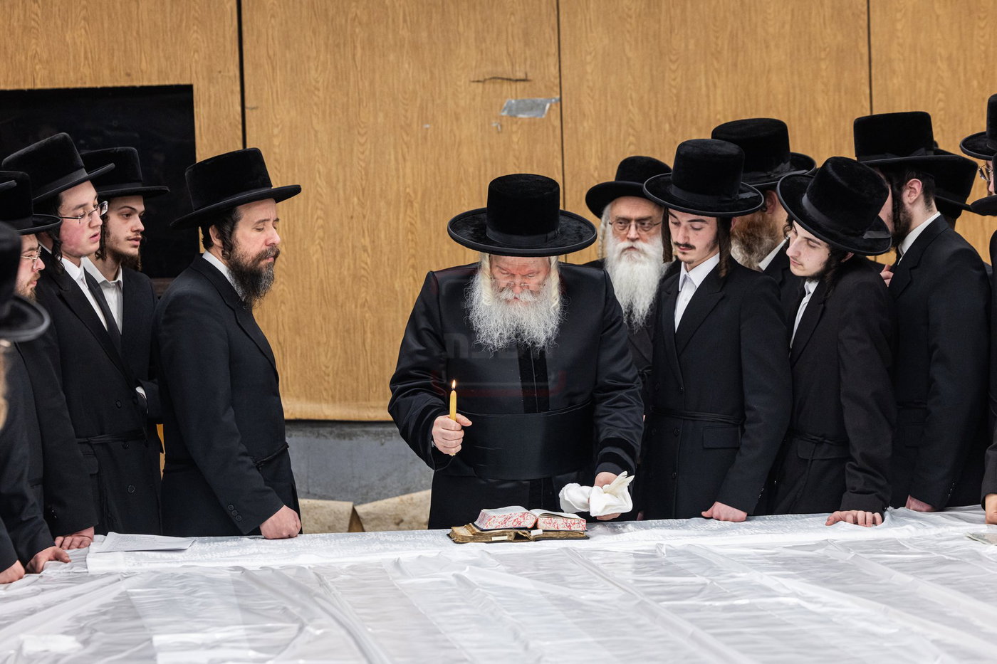 האדמו"ר מבאבוב בבדיקת חמץ