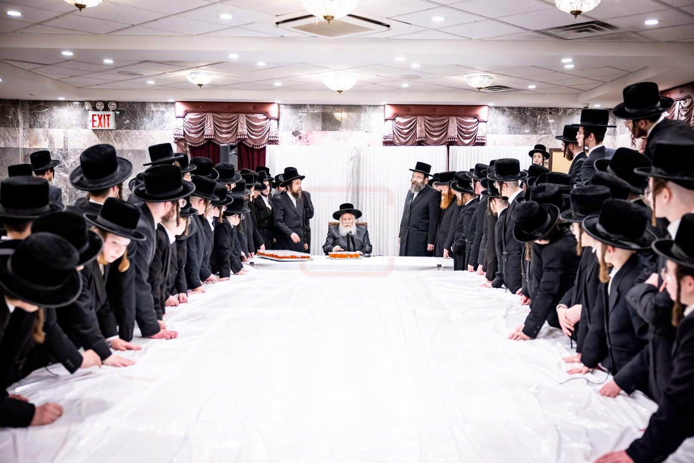 האדמו"ר מבאבוב בטיש לחיים לאחר בדיקת החמץ