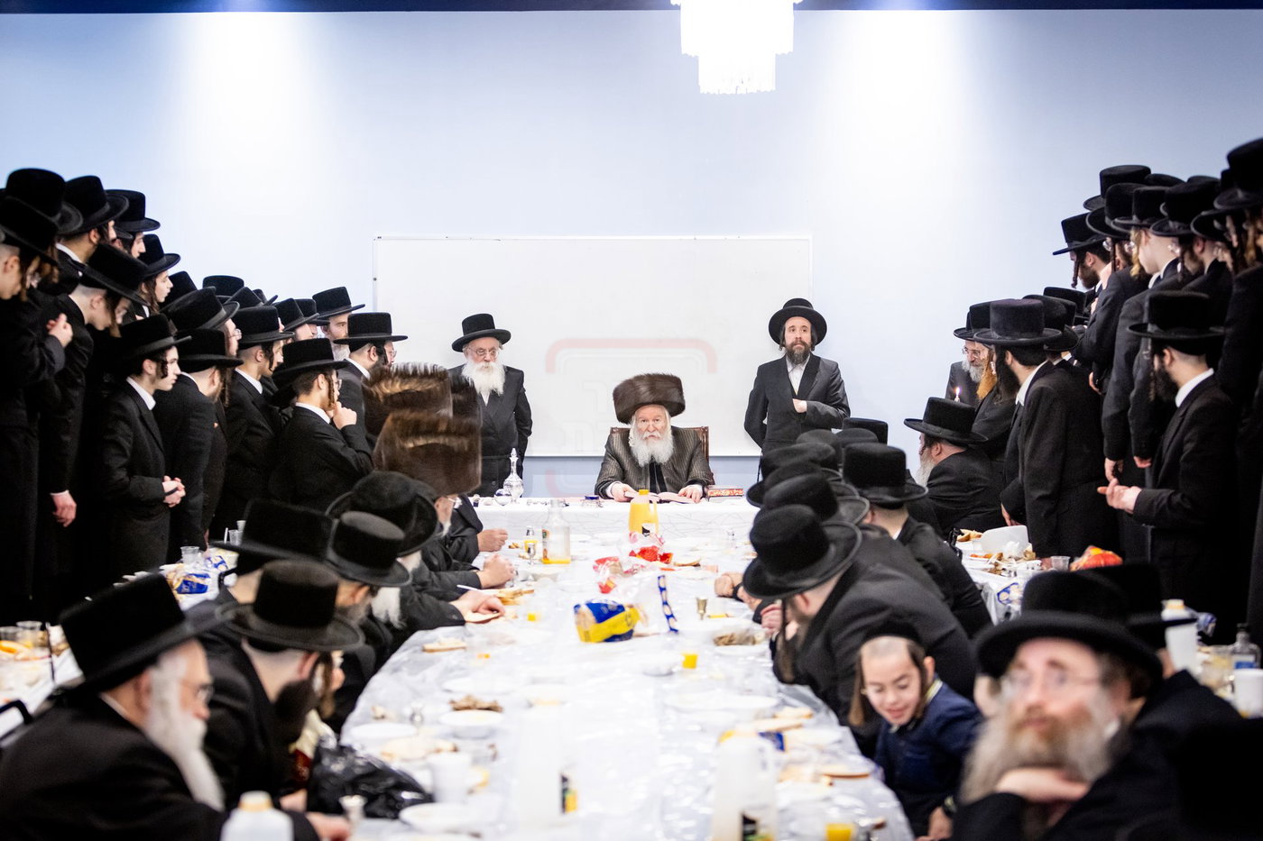 האדמו"ר מבאבוב בטיש ערב פסח