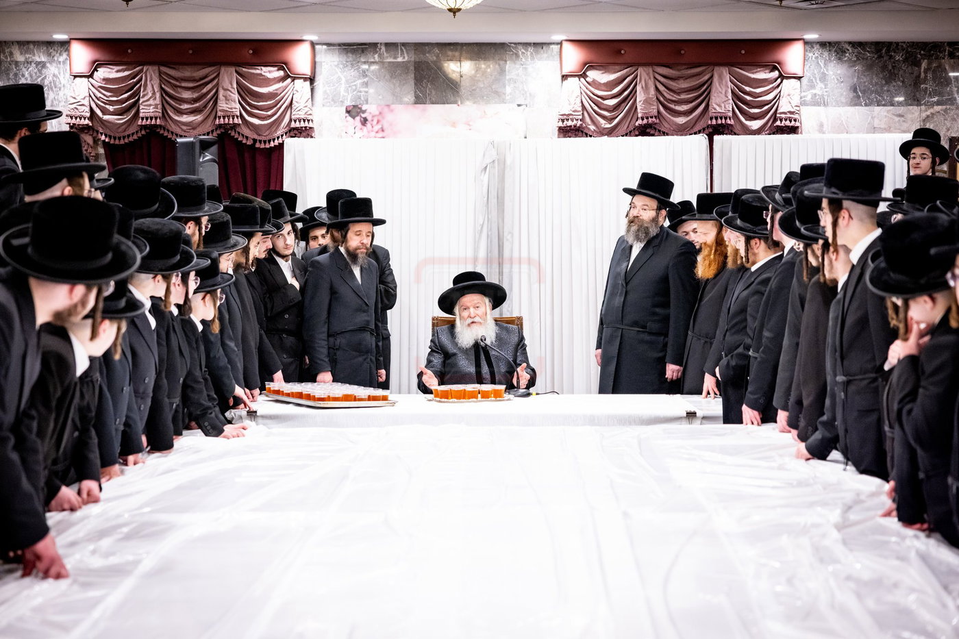 האדמו"ר מבאבוב בטיש לחיים לאחר בדיקת החמץ