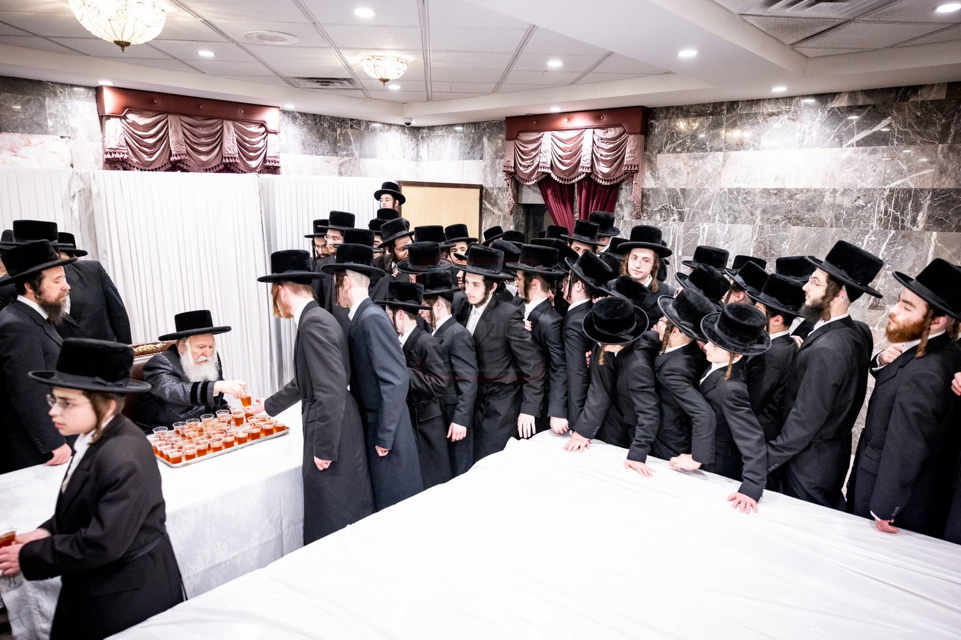 האדמו"ר מבאבוב בטיש לחיים לאחר בדיקת החמץ