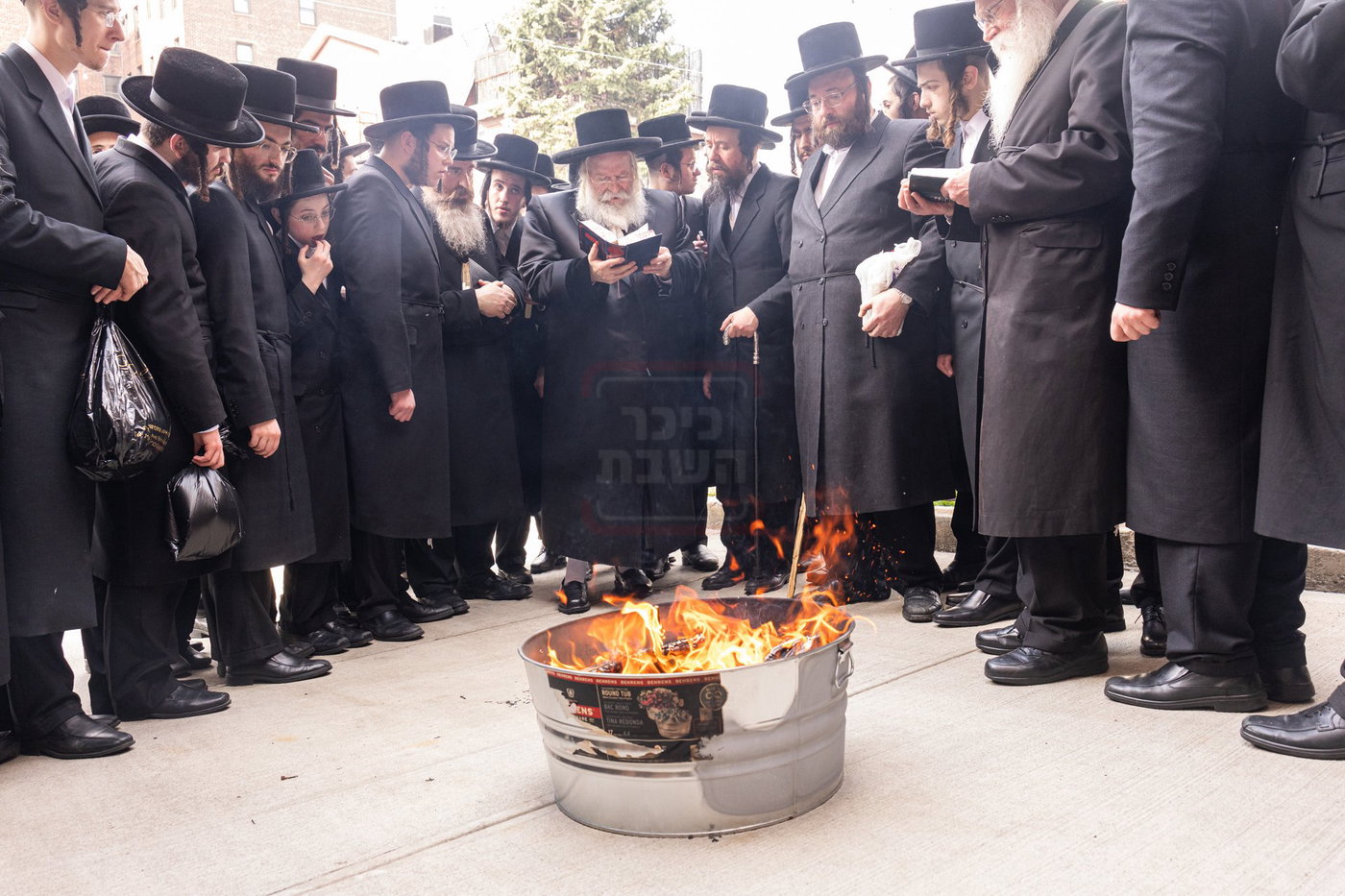 האדמו"ר מבאבוב בשריפת חמץ