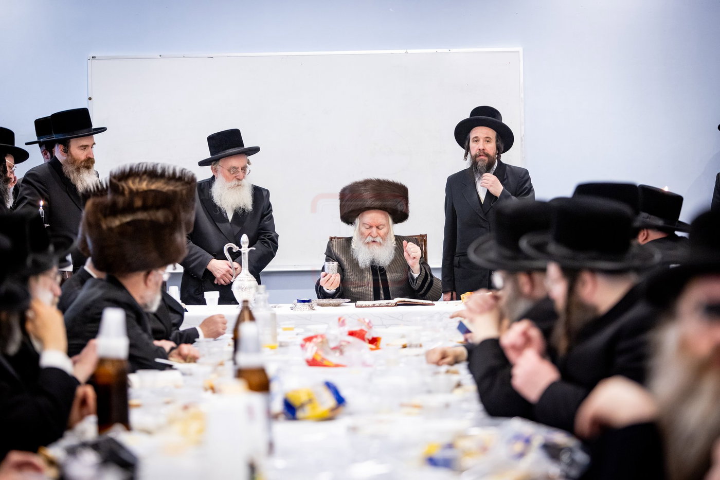 האדמו"ר מבאבוב בטיש ערב פסח